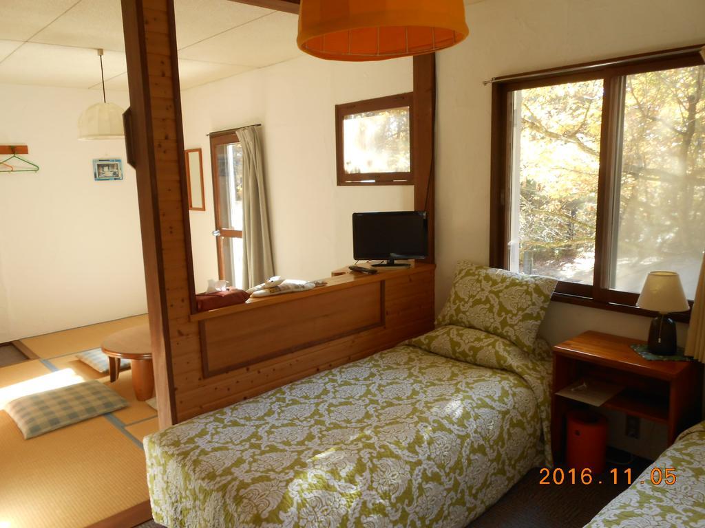 Pension Nugget Inn Hakuba Bagian luar foto